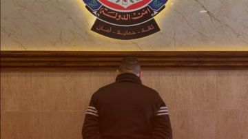 10,000 عبوة عطر مزور داخل مستودع أمن الدولة يختمه بالشمع الأحمر ويوقف صاحبه السوري 10,000 عبوة عطر مزور داخل مستودع أمن الدولة يختمه بالشمع الأحمر ويوقف صاحبه السوري