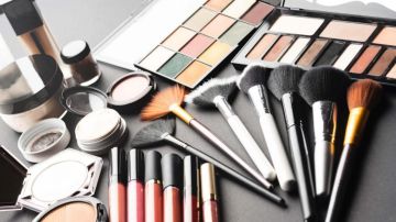 بالصورة: المكياج ممنوع خلال الدوام!