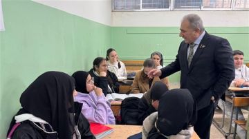 زيارة تحمل أكثر من معنى: السفير الفلسطيني يدعم صمود التعليم في المخيمات 