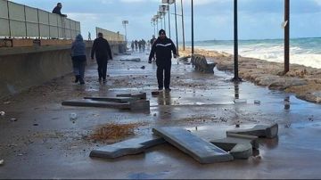 تحطم معظم المقاعد الإسمنتية لـملعب صيدا بسبب ارتفاع الأمواج