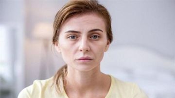 لماذا تظهر أعراض نقص الفيتامينات على الوجه والشعر؟