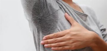 لماذا يزداد التعرق في الشتاء وكيف تقضي عليه؟