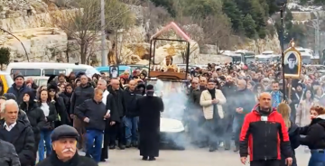 بدء مسيرة القربان المقدس إلى ضريح القديس شربل في دير مار مارون- عنايا