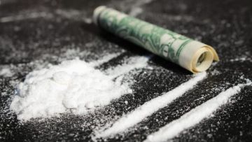 بواسطة الشحرور.. يروج المخدرات على جانب الأوتوستراد في غزير!