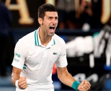 ديوكوفيتش المحظوظ يصعد لقبل نهائي ملبورن بعد إصابة موزيتي