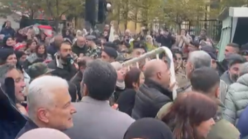 بالتزامن مع مناقشة الموازنة... تدافع أمام البرلمان خلال اعتصام لموظفي القطاع العام (تقرير)