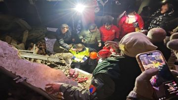 بالفيديو إنقاذ ناجية من انهيار مبنيين في طرابلس!