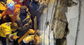 معاناة متجددة انهيار مبنى فجرا في طرابلس وفرق الإنقاذ تواصل البحث عن عالقين معاناة متجددة انهيار مبنى فجرا في طرابلس وفرق الإنقاذ تواصل البحث عن عالقين