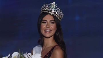 أهداها أغنية.. ملكة جمال لبنان بيرلا حرب تواعد نجما شهيرا! (صورة) أهداها أغنية.. ملكة جمال لبنان بيرلا حرب تواعد نجما شهيرا! (صورة)