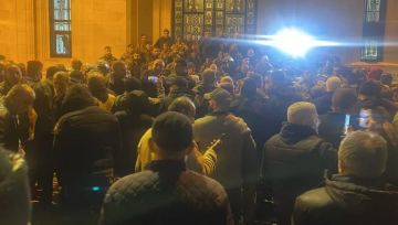 المتظاهرون يقتحمون ساحة النجمة بسبب الخلاف على رواتب العسكريين المتظاهرون يقتحمون ساحة النجمة بسبب الخلاف على رواتب العسكريين