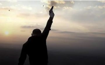 تجربة مسدس تتطور إلى تلاسن وإطلاق نار