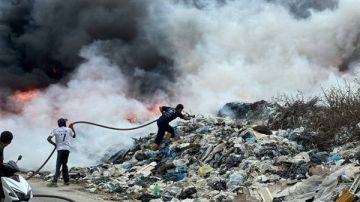 سحابة سامة فوق منطقة صور ... نفايات تحترق منذ عشرة ايام تخنق اهالي الحوش وعين بعال وتلكؤ خطير في المعالجة ! سحابة سامة فوق منطقة صور ... نفايات تحترق منذ عشرة ايام تخنق اهالي الحوش وعين بعال وتلكؤ خطير في المعالجة !