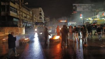 التحكم المروري: محتجون قطعوا الطريق الدولية في قب الياس- شتورا وعند ساحة النور- طرابلس