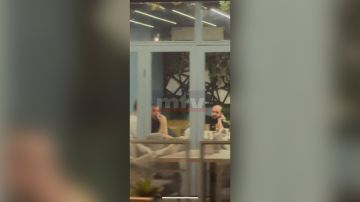 بالصورة: حافظ منذر الأسد يدخن النرجيلة في بيروت!