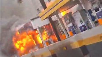 اندلاع حريق قرب محطة وقود كاد يصل إلى خزانات المواد النفطية! (صور) اندلاع حريق قرب محطة وقود كاد يصل إلى خزانات المواد النفطية! (صور)