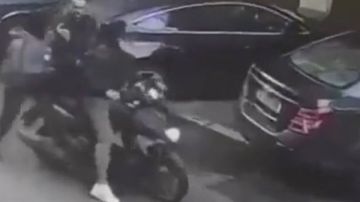 بالفيديو: في وضح النهار.. عملية سلب بقوة السلاح!