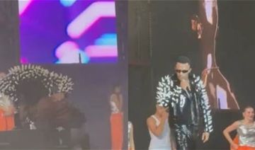 كان يلبس كعبا عاليا .. محمد رمضان يقبل رأس فتاة بعد مساعدته في تغيير حذائه (صورة)