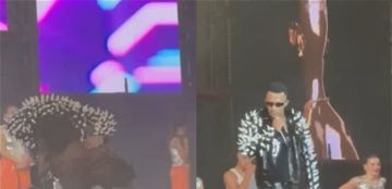 كان يلبس كعبا عاليا.. محمد رمضان يقبل رأس فتاة بعد مساعدته في تغيير حذائه (صورة) كان يلبس كعبا عاليا.. محمد رمضان يقبل رأس فتاة بعد مساعدته في تغيير حذائه (صورة)