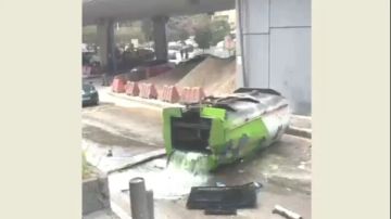 سقوط صهريج مازوت عن جسر سليم سلام والدفاع المدني يعمل على إزالة المازوت المتسرب سقوط صهريج مازوت عن جسر سليم سلام والدفاع المدني يعمل على إزالة المازوت المتسرب