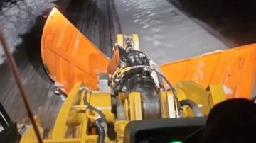 الأشغال ترفع الجهوزية وتنثر الملح إجراءات وقائية على الطرق الجبلية! (صور وفيديو)