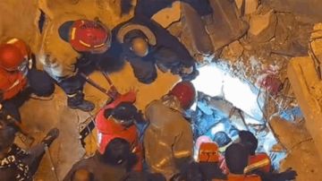 إنقاذ سيدة وطفلها من تحت ركام مبنى طرابلس المنكوب بعيد منتصف الليل إنقاذ سيدة وطفلها من تحت ركام مبنى طرابلس المنكوب بعيد منتصف الليل