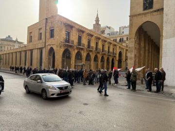 بدء تجمع العسكريين المتقاعدين في محيط ساحة النجمة قبيل جلسة مناقشة الموازنة العامة بدء تجمع العسكريين المتقاعدين في محيط ساحة النجمة قبيل جلسة مناقشة الموازنة العامة