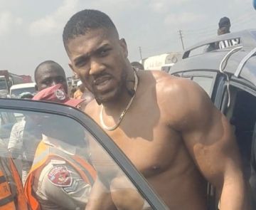 جوشوا ينعى صديقيه بعد نجاته من حادث سير في نيجيريا