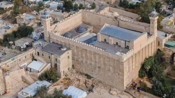 في انتهاك فاضح للمواثيق والقوانين الدولية سلطات الإحتلال تسحب صلاحيات بلدية الخليل في المسجد الإبراهيمي(تقرير)