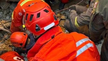 الصليب الأحمر: سحب امرأة على قيد الحياة من تحت الأنقاض الصليب الأحمر: سحب امرأة على قيد الحياة من تحت الأنقاض