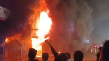 بالفيديو: حريق يلتهم مركزا تجاريا