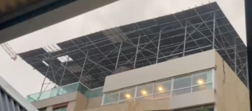 بالفيديو: لحظة سقوط ألواح الطاقة عن سطح المبنى