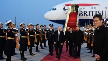 ستارمر يبحث في بكين تعزيز العلاقات البريطانية-الصينية والقضايا الإقليمية