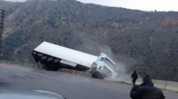 إنزلاق شاحنة على طريق الخردلي إنزلاق شاحنة على طريق الخردلي