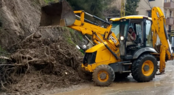 انهيارات للتربة على طرقات الضنية بسبب الامطار