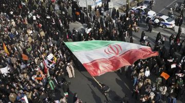 الربيع الفارسي: سقوط الأسوار الخارجية ومخاض النظام العاري