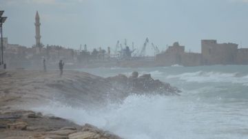 العاصفة تخلف اضرارا في صيدا وتوقف عمل الصيادين