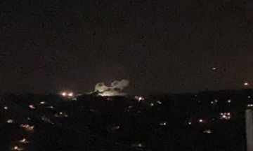 مناورات إسرائيلية عند الحدود وانفجارات وقنابل مضيئة