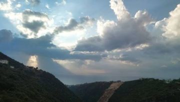 استقرار دافئ يسبق منخفضا جويا سريعا بأمطار غزيرة وثلوج اعتبارا من مساء الاثنين