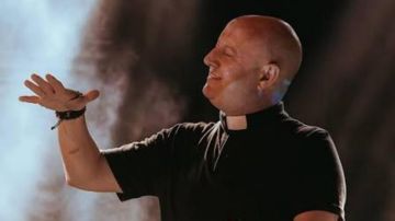 الكاهن وراجموه: هذه ليست المسيحية 