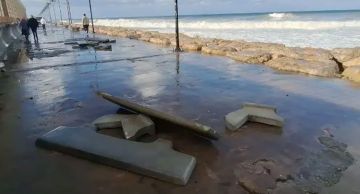 الأمواج تكسر المقاعد في واجهة ملعب رفيق الحريري في صيدا الأمواج تكسر المقاعد في واجهة ملعب رفيق الحريري في صيدا