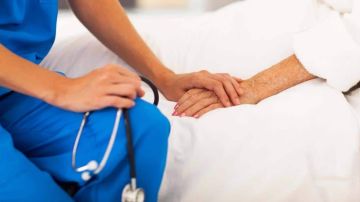 ممرض منزلي وسارق... هذا ما يفعله!