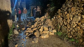 الدفاع المدني يرفع ركام جدار قطع طريقا بين بيت الفقس وقرصيتا الدفاع المدني يرفع ركام جدار قطع طريقا بين بيت الفقس وقرصيتا