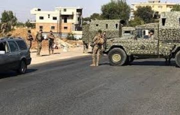 النشرة: قوة من الجيش داهمت في بريتال وأوقفت عددا من الاشخاص بجرم حيازة المخدرات والاسلحة النشرة: قوة من الجيش داهمت في بريتال وأوقفت عددا من الاشخاص بجرم حيازة المخدرات والاسلحة