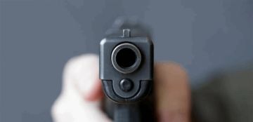 لأنه هددها.. أم تطلق النار على ابنها