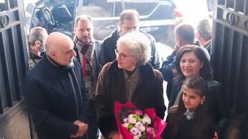 كرامي وصلت الى متوسطة حوش الأمراء الرسمية في زحلة لافتتاح المكتبة النموذجية