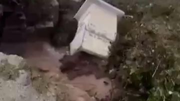 بالفيديو... كوارث الطقس تابع: انهيار جسر!