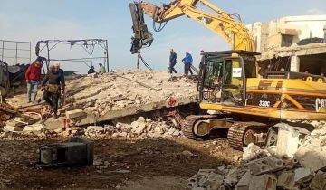 بعد الغارة على المدينة الصناعية في سينيق ورش مجلس الجنوب تبدأ إزالة الركام بعد الغارة على المدينة الصناعية في سينيق ورش مجلس الجنوب تبدأ إزالة الركام