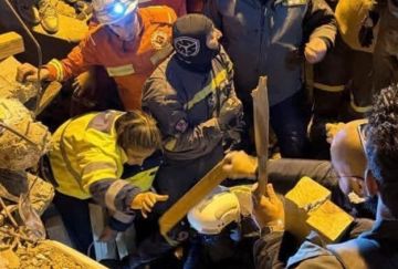 سباق مع الوقت لإنقاذ سيدة من آل مير تحت أنقاض مبنى منهار في القبة ومصير 4 أشخاص مجهول سباق مع الوقت لإنقاذ سيدة من آل مير تحت أنقاض مبنى منهار في القبة ومصير 4 أشخاص مجهول