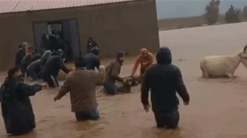 في لبنان.. السيول تحاصر عائلة