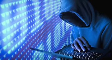 استدرج ضحاياه من خلال أحد التطبيقات لسلبهم.. مطلوب خطير بقبضة الأمن